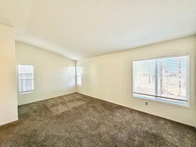 Building Photo - 102 Goldenrod Ave