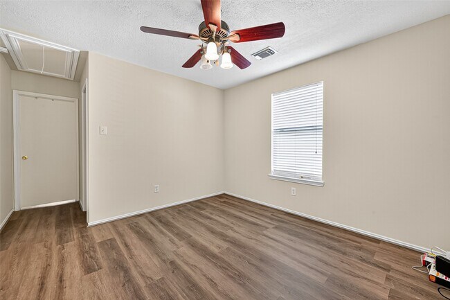 Building Photo - 11902 Rolling Stream Dr