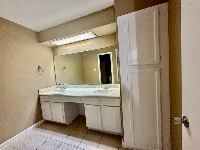 Building Photo - 2526 Valley Forest Dr