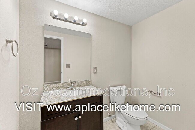 Building Photo - 2216 SW Rambling Vine Rd