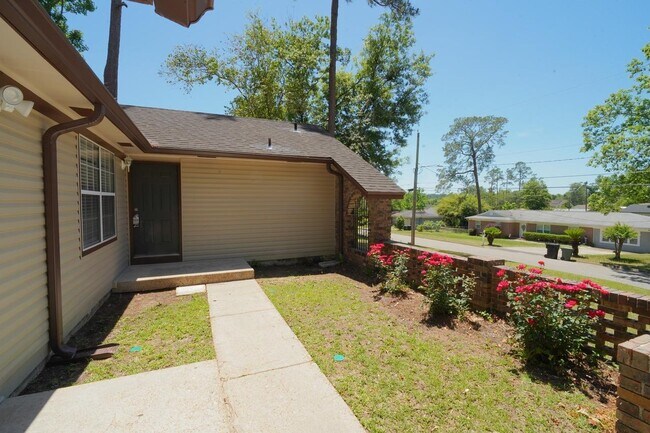 Building Photo - 1545 Pine View Dr