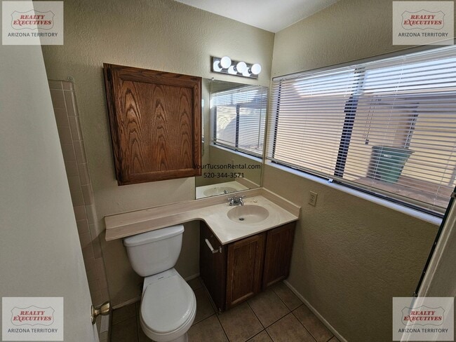 Building Photo - Los Reales & Cardinal area 2/2 with A/C & covered parking