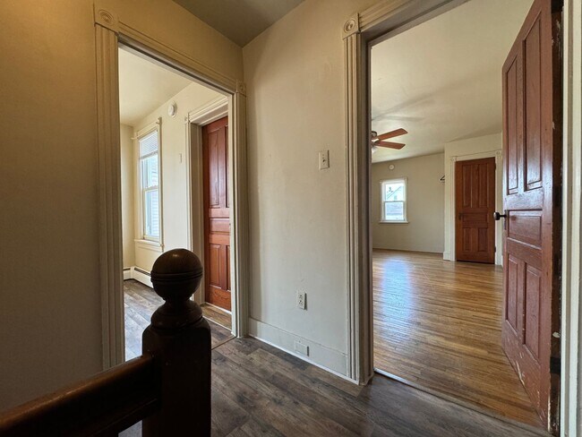 Building Photo - THREE BEDROOM/ONE BATH TWIN
