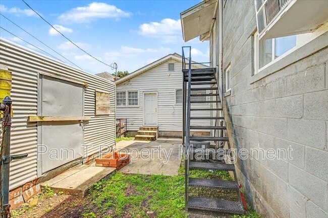 Building Photo - 633 W 35th St