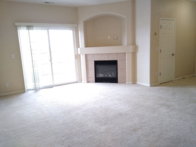 Building Photo - Super Fly 1 Bedroom with Large Study, 1 1/...