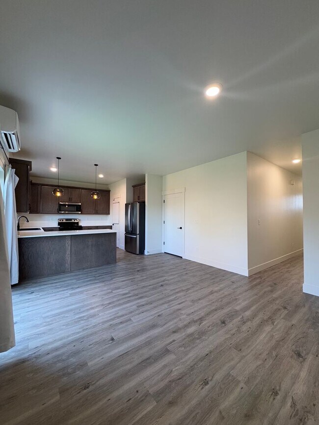 Building Photo - Peaceful Living Just Minutes from Town