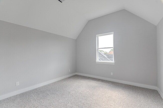 Building Photo - 624 Edgewood Dr
