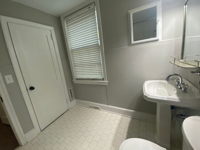 Building Photo - 1 Bedroom 1 Bathroom Unit-First Floor