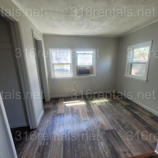 Building Photo - $950 - 2 bed 1 bath - Single Family Home