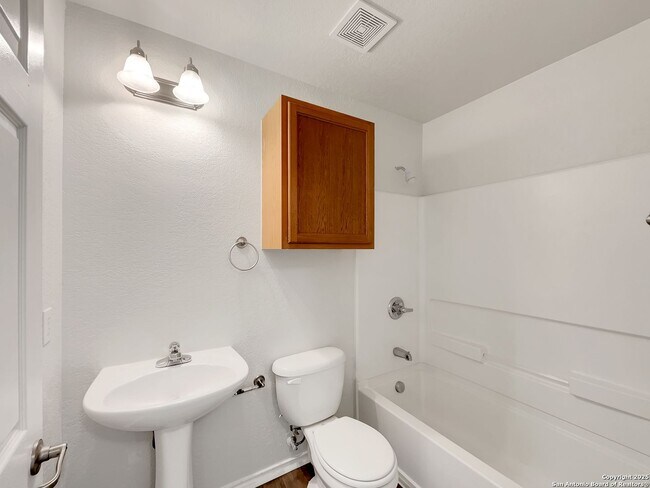 Building Photo - Charming 3 Bedroom 2 Bath home in Northeast Crossing.