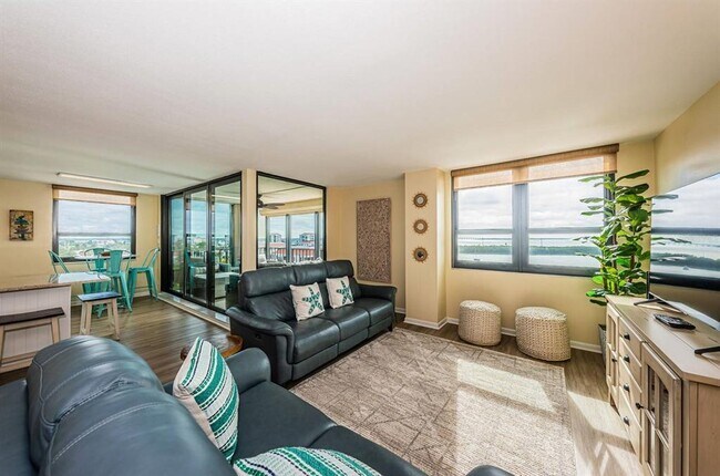 Building Photo - 6291 Bahia Del Mar Cir N