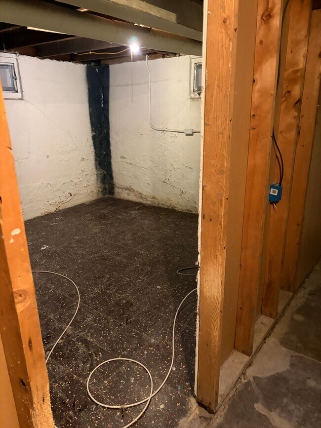 Building Photo - Charming 2-Bedroom, 1.5-Bath with Garage & Fenced Yard