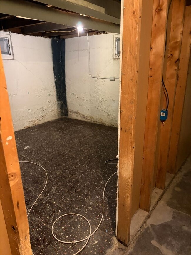 Building Photo - ***RENT SPECIAL*** $300 off rent for the first 2 months*** Charming 2-Bedroom, 1.5-Bath with Gara...