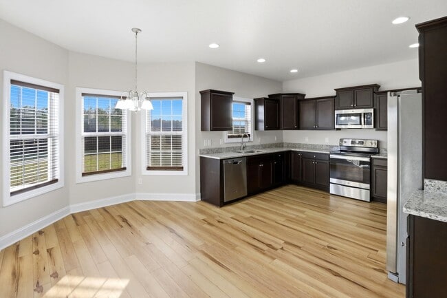 Building Photo - Spacious Living in Stateside – Comfort, Style & Convenience!