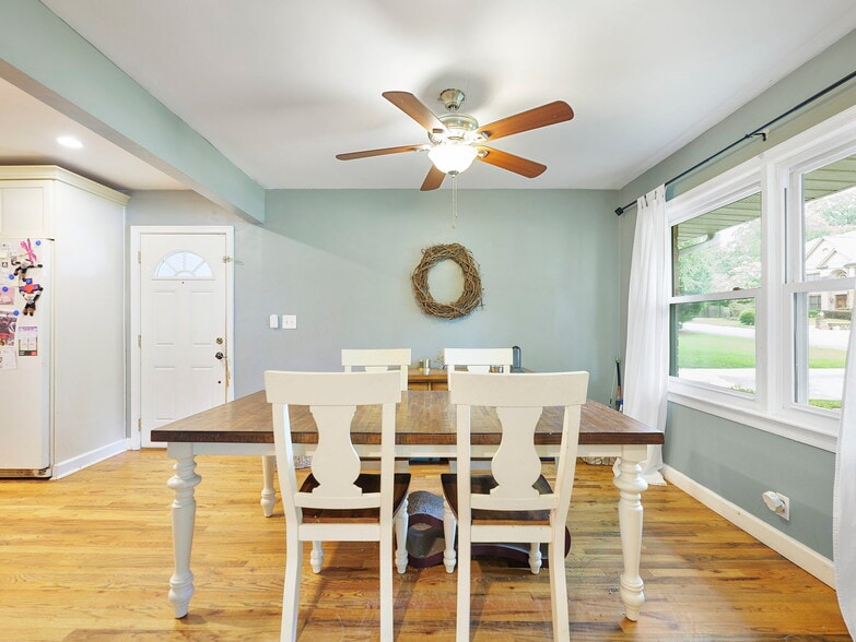 Building Photo - 1870 Briarlake Cir