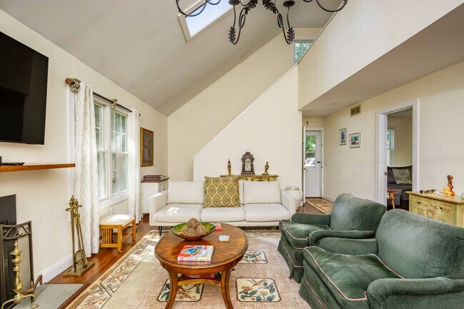 Building Photo - 49 Wooded Oak Ln