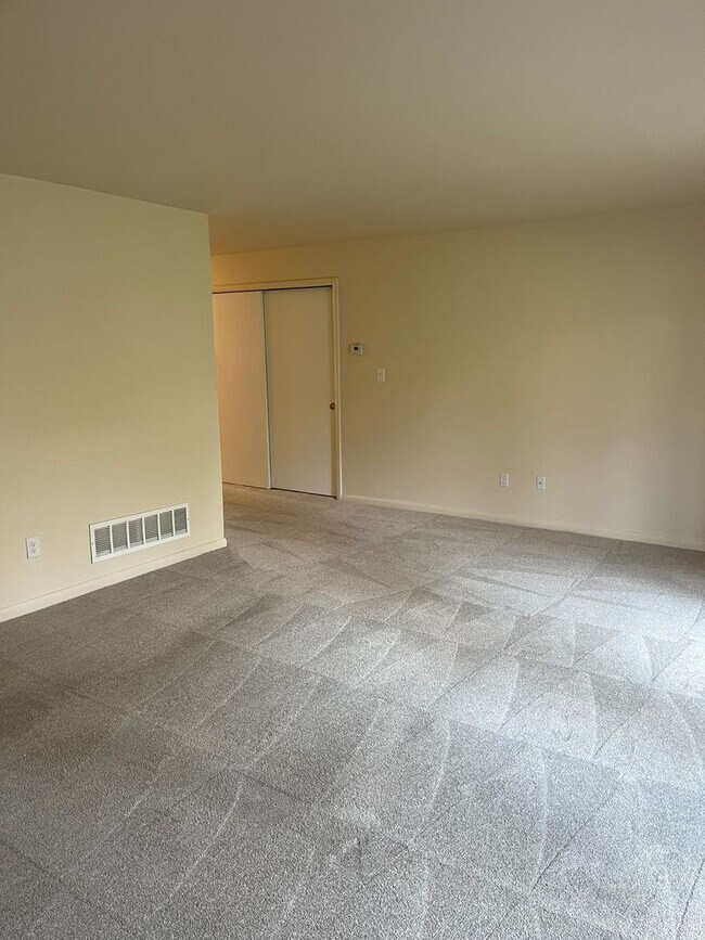 Building Photo - 105 Foxfire Dr
