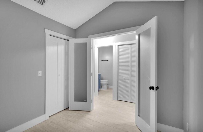 Building Photo - 30 Catalonia Ct