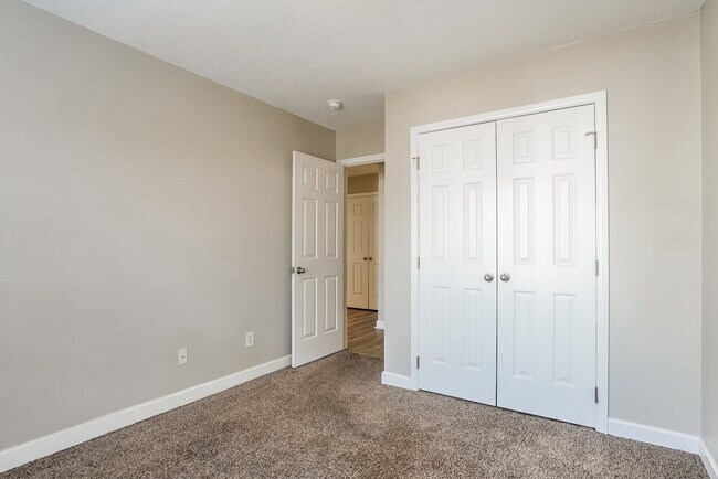 Building Photo - 1940 Shadow Glen Dr