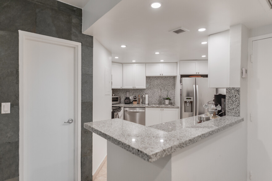 Building Photo - 905 Brickell Bay Dr