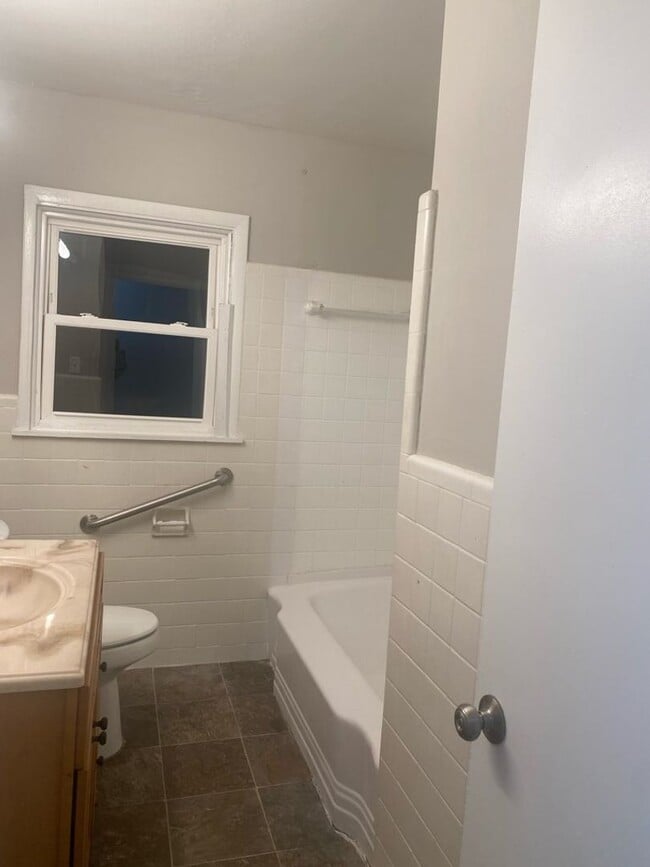 Building Photo - Move in Special!!!! 3/1 Home with bonus room!