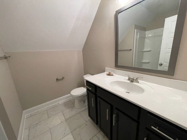 Building Photo - 3 Bedroom 2 Bathroom Home