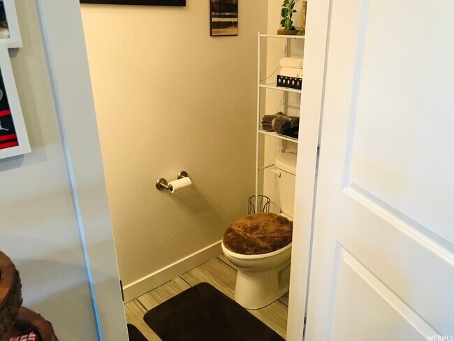 Building Photo - Modern Townhome