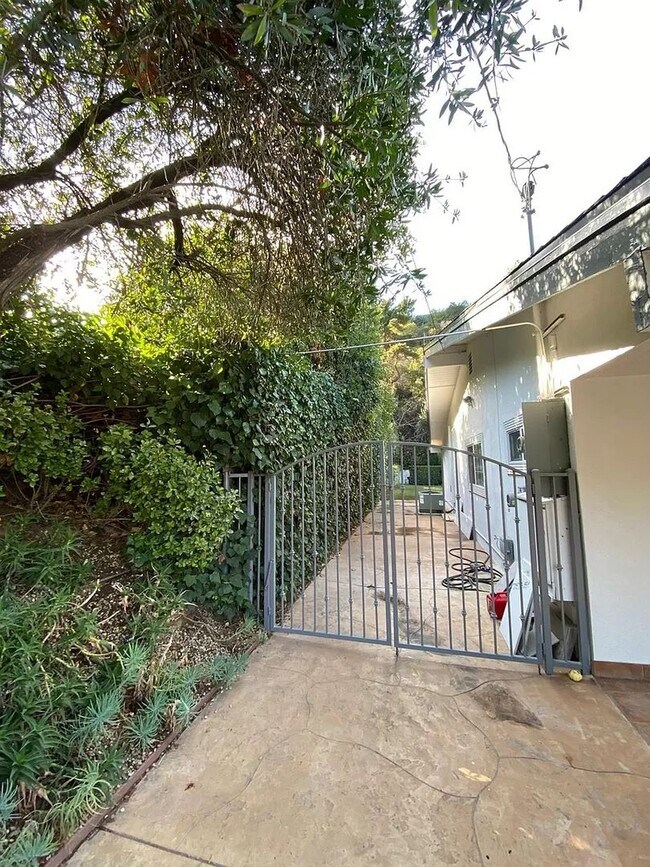 Building Photo - 16636 Calneva Dr