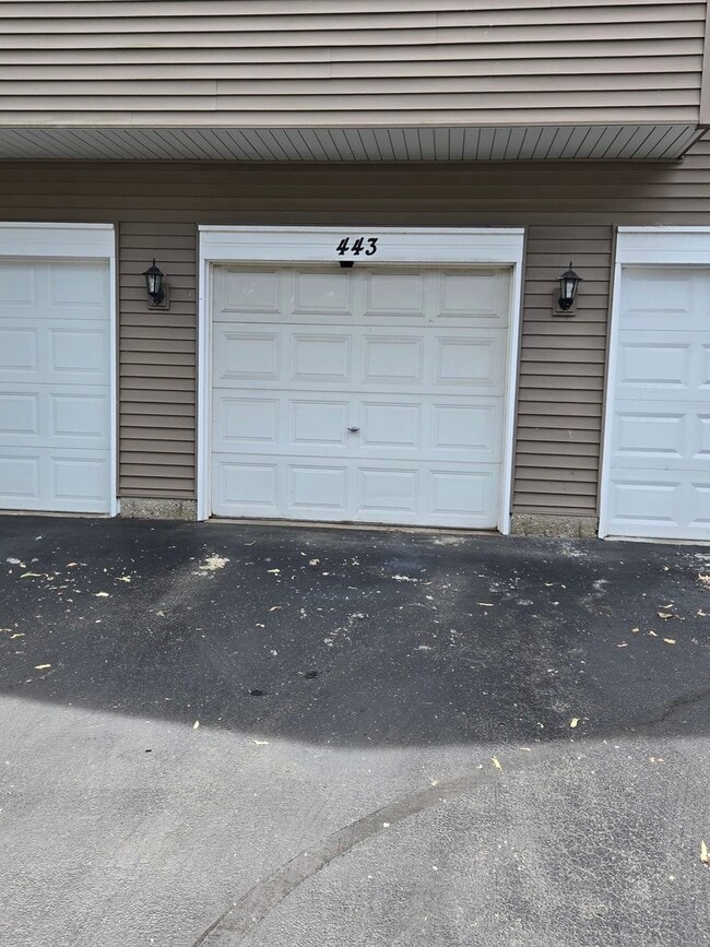 Building Photo - 443 Village Creek Dr
