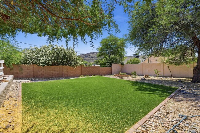 Building Photo - 1329 E Cholla St