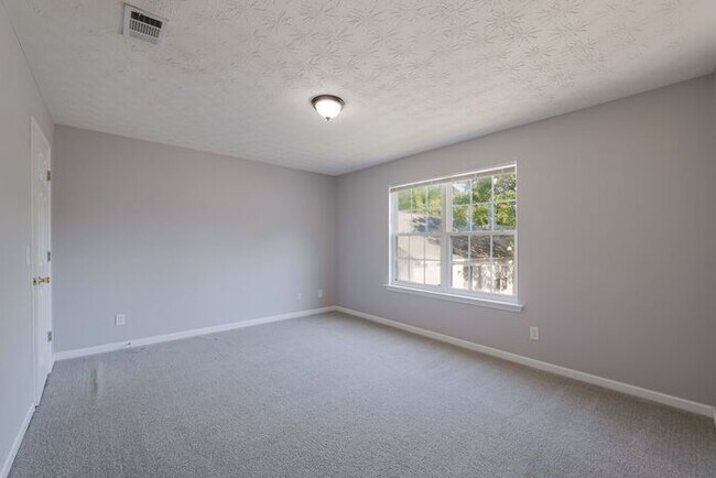 Building Photo - 641 W Oaks Dr