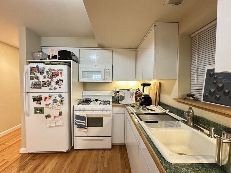 Building Photo - 3340 N Southport Ave