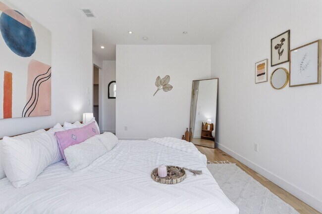 Building Photo - Spacious 5-Bed / 4-Bath home in LoHi for rent