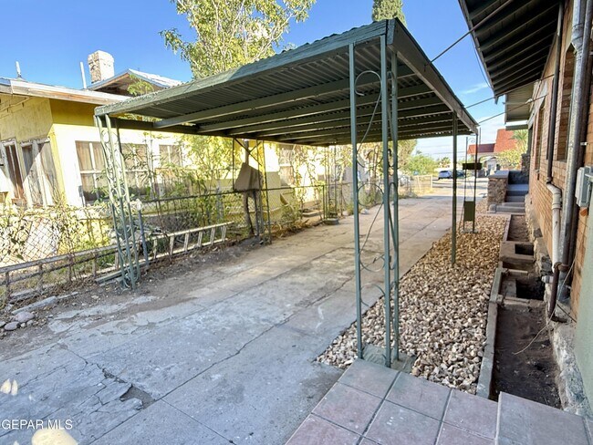 Building Photo - 2929 Grant Ave