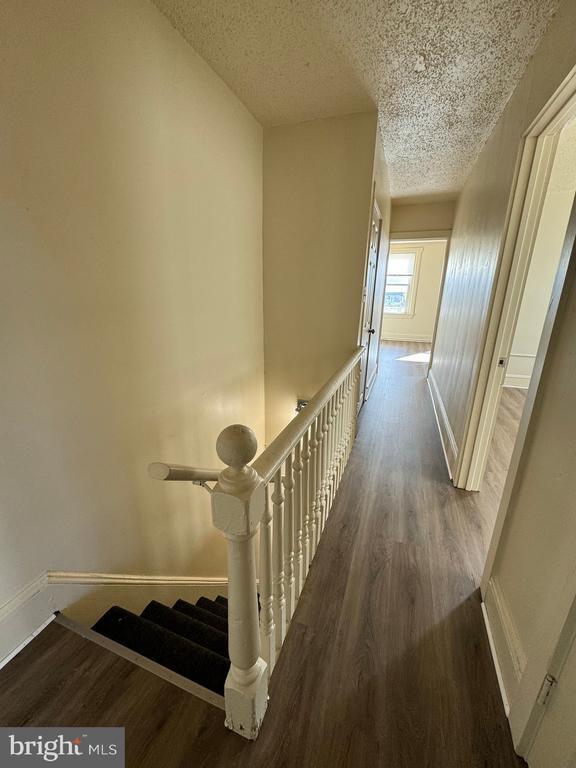 Building Photo - 620 W 2nd St