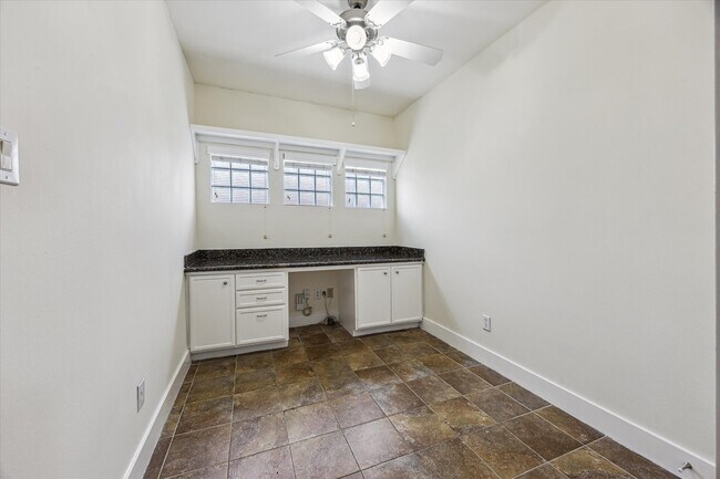 Building Photo - 9829 Riddlelink Ln