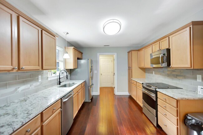 Building Photo - Unbeatable Location – Just 6 Minutes to Do...