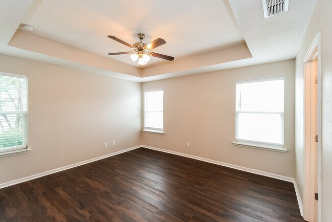 Building Photo - 623 Drysdale Dr