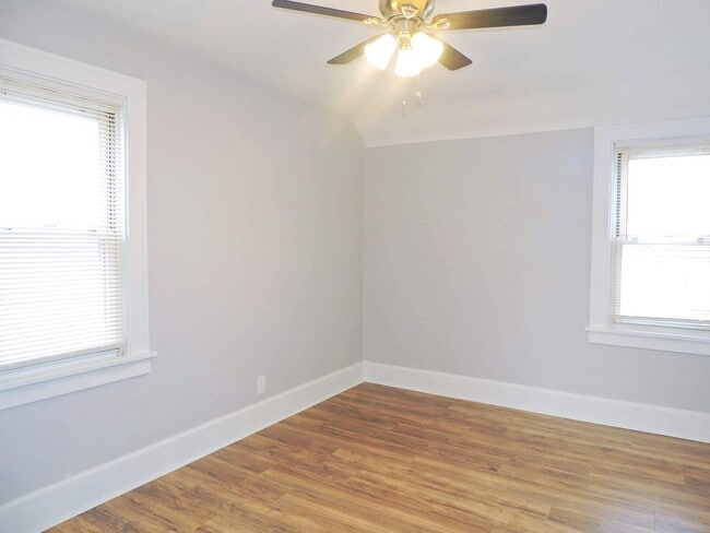 Building Photo - 3 Bed - 2 Full Bath Colonial for Rent!