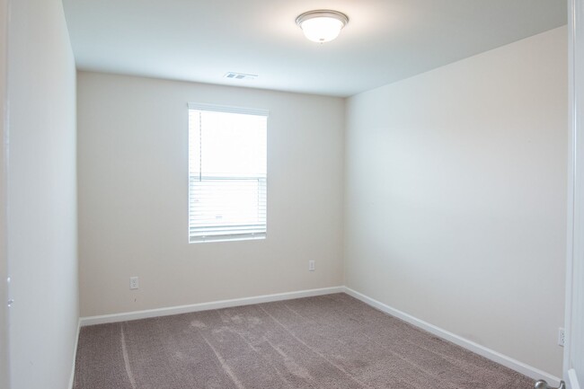 Building Photo - Beautiful Gallatin Townhome w/ Appliances!