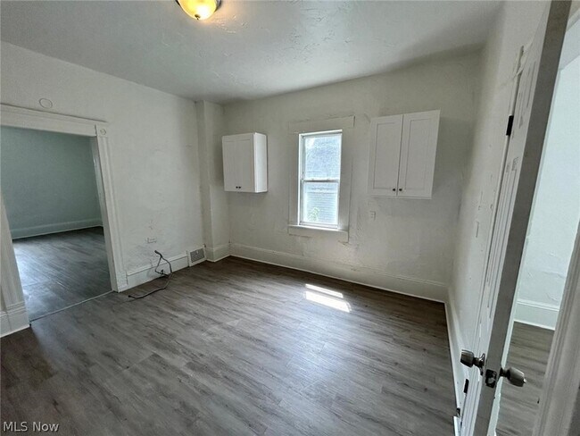 Building Photo - 3654 E 53rd St