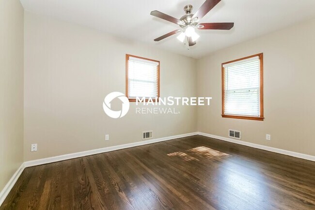 Building Photo - 3 Bedroom Pet-Friendly Home in Shawnee, KS with Main Street Renewal