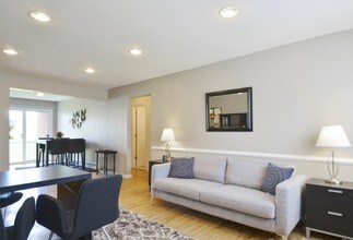 Windsor Castle East Nj Apartment Finder 1 Bedroom Den Living Room Windsor Castle