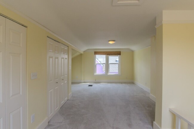 Building Photo - 3Bd/1.75Ba Seattle House