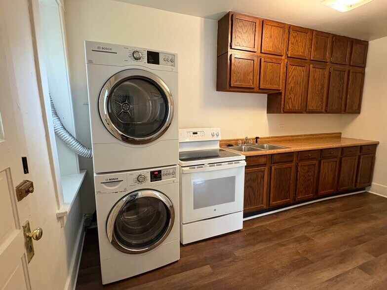 Building Photo - 228 E Bloomington St