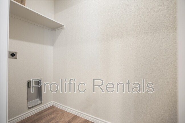 Building Photo - 111 Logan Ct