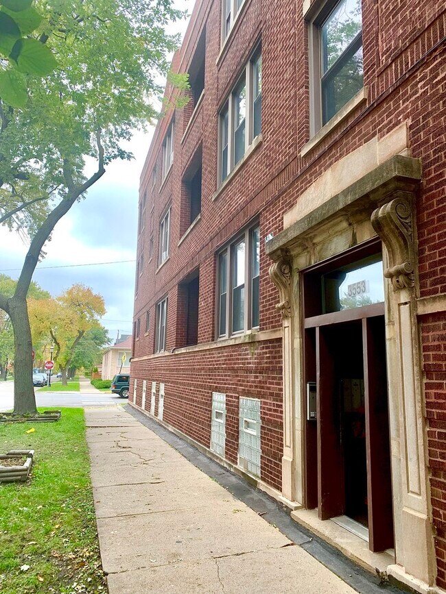 Building Photo - 3553 N Hamlin Ave