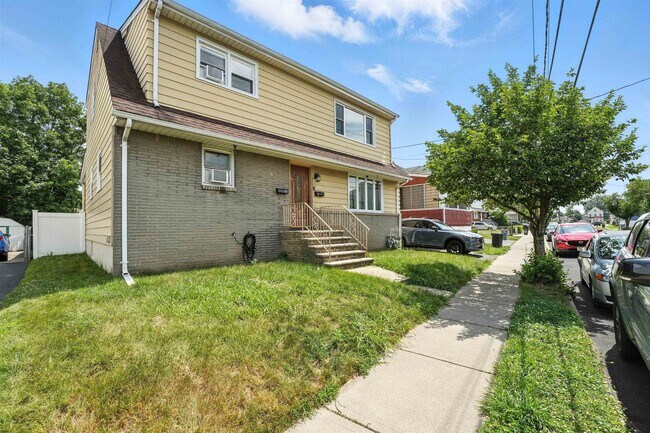 Primary Photo - 52 River St