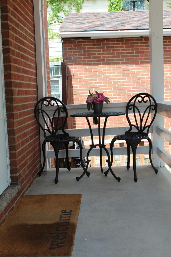 Front Porch Sitting Area - 425 S Loudoun St