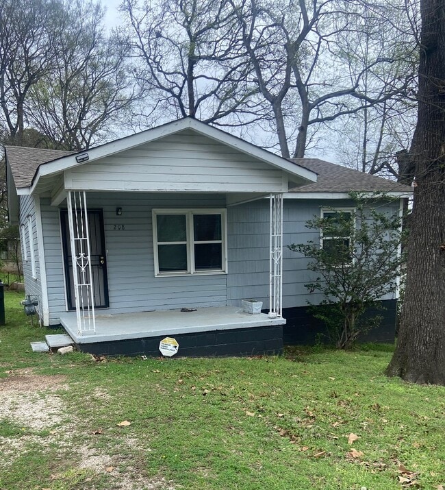 Building Photo - 208 15th Ave SW